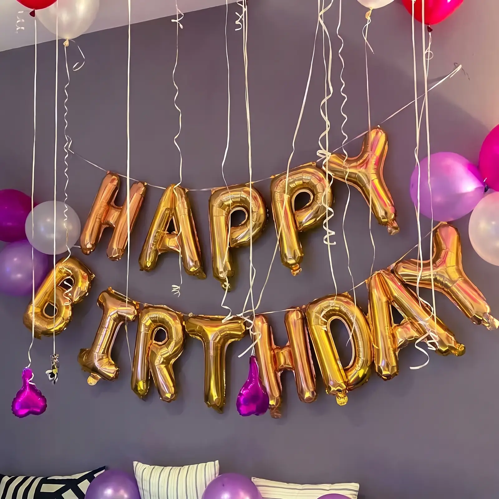 Simple Decoration for Birthday with 50 balloons on ceiling with ribbons — photo 2
