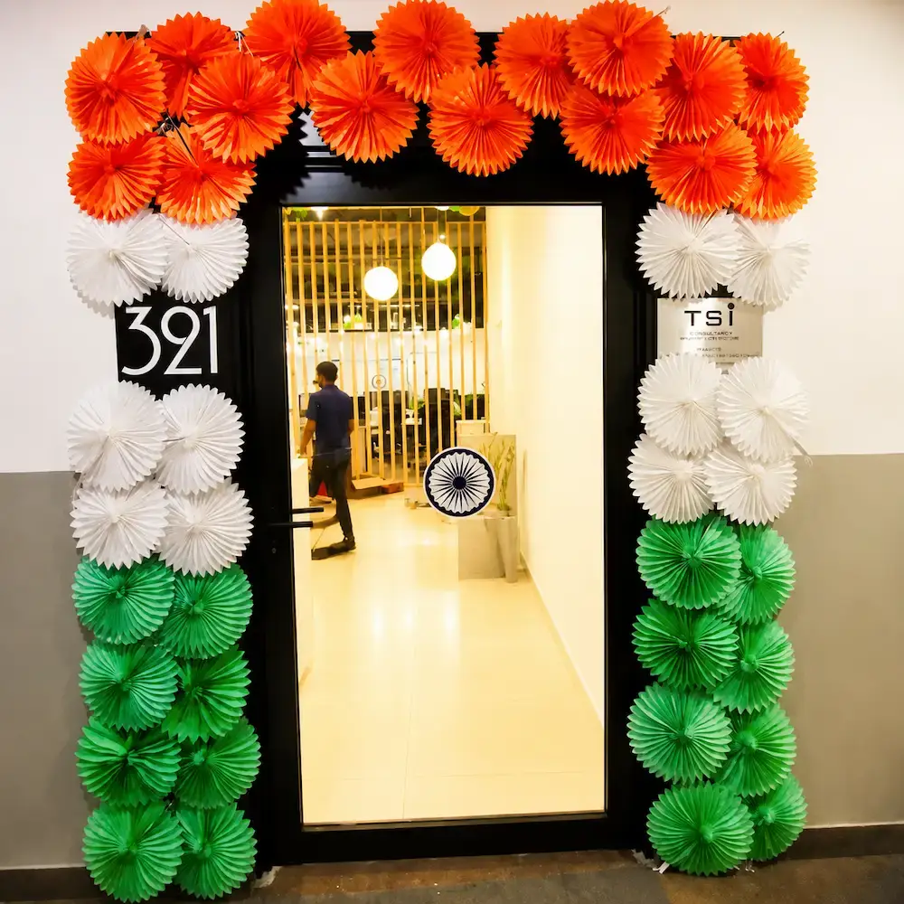 Tricolor Office Decoration for Independence Day with 150 balloons bunches with frill ribbons — photo 2