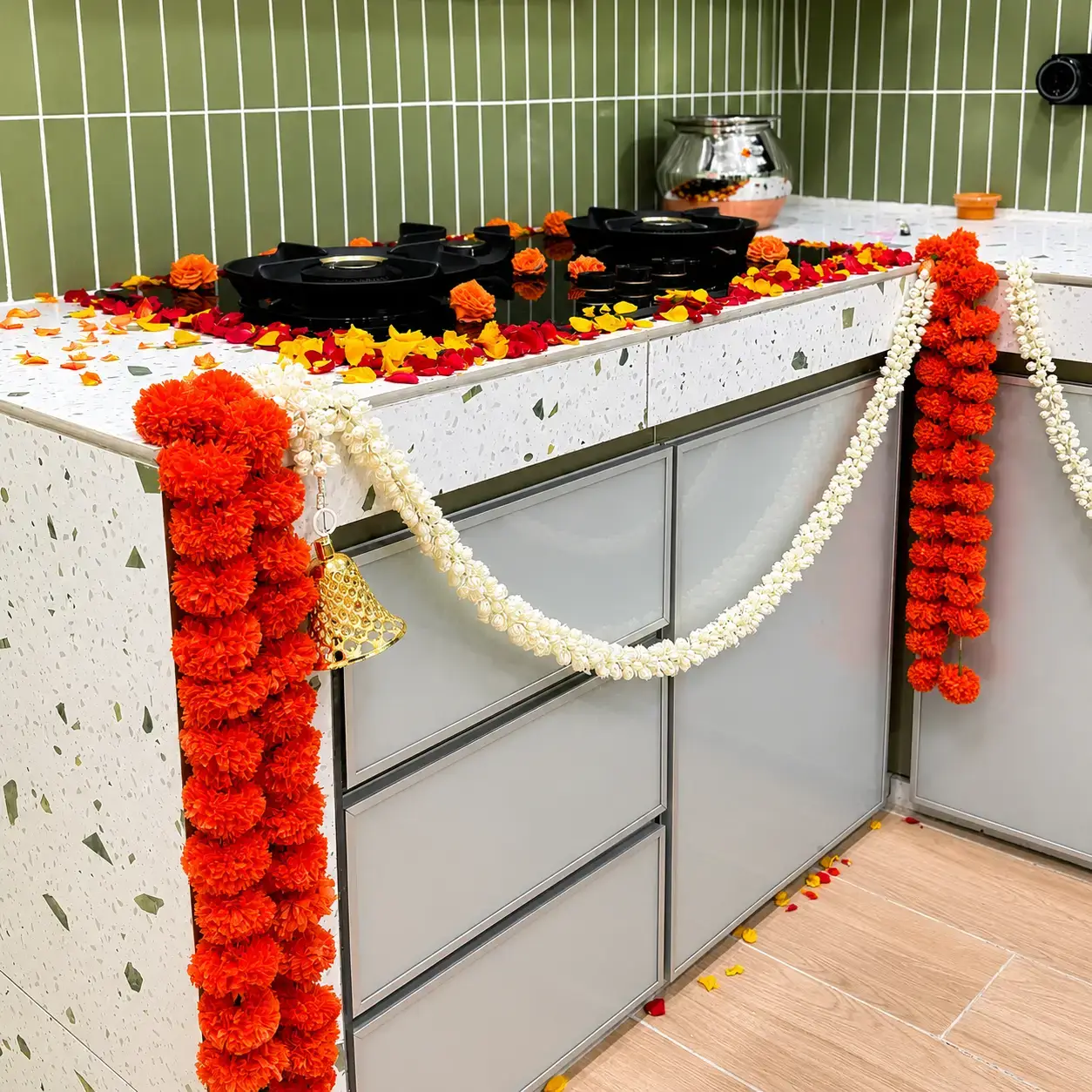 Traditional Housewarming Flower Decoration with flower garland for room & stair decoration — photo 3