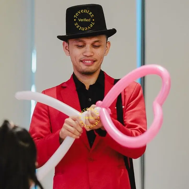 Balloon Sculptures Artist