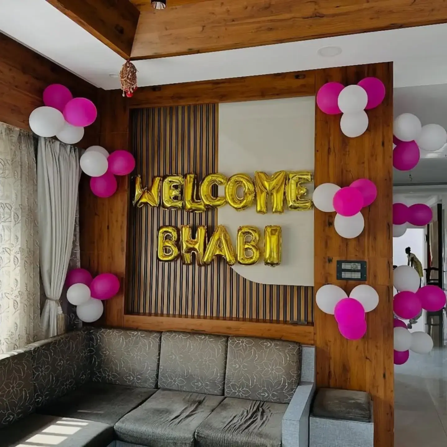 Simple Bridal Welcome Decor with 70 balloons — photo 2