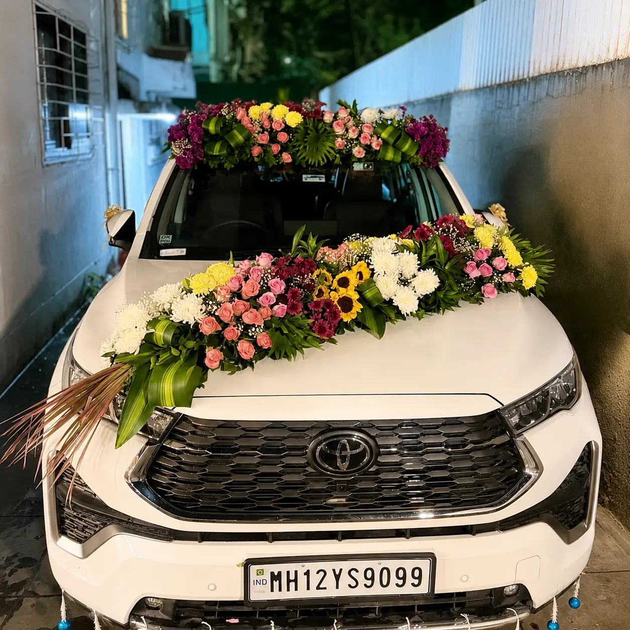 Modern Bridal Car Decoration with Roses